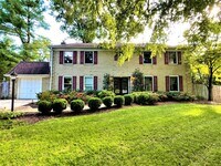 Building Photo - Luxury 5 bed, 3.5 bath with Pool!