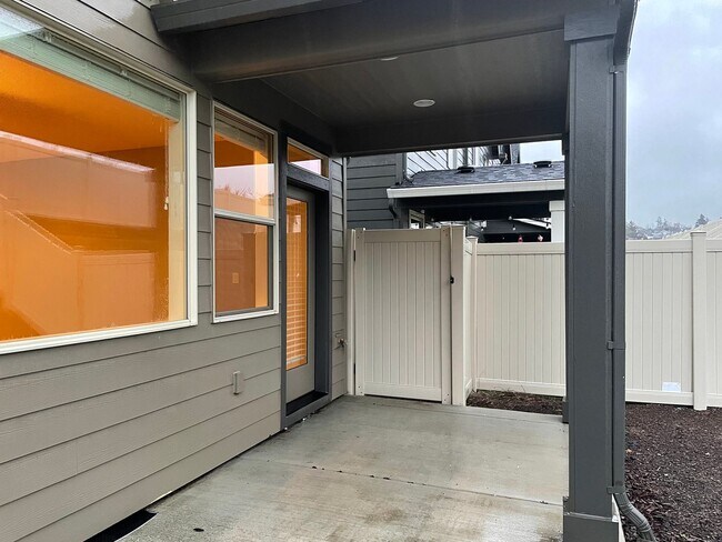 Building Photo - BEAUTIFUL LUXURY Style Townhouse with a gorgeous VIEW! Gated community in Camas! Top Rated Schools!