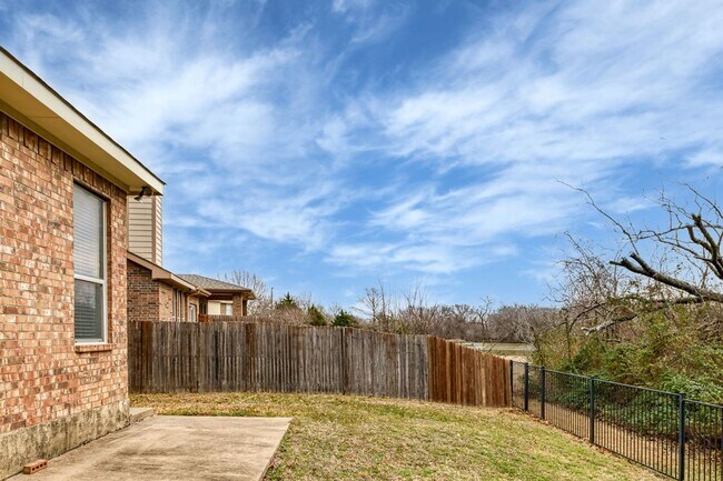 Building Photo - 2510 Sedona St