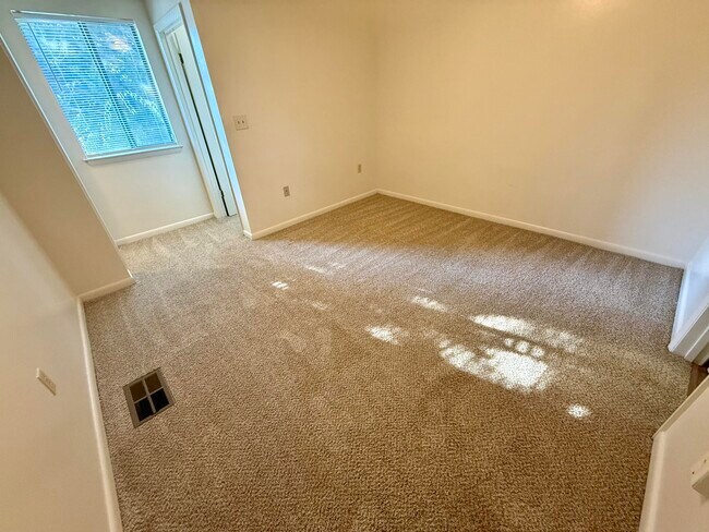 Building Photo - 153 Scottwood Dr SE