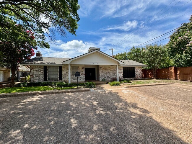 Building Photo - Savannah Court Luxury Townhomes *Leasing S...