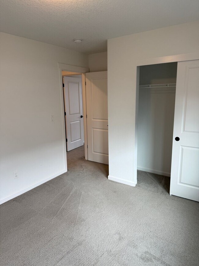 Building Photo - Hillsboro Townhouse/Condo