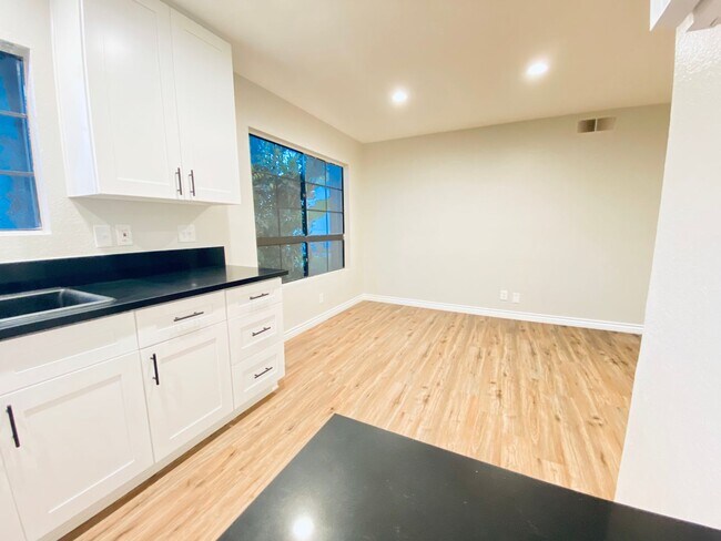 Building Photo - Beautifully remodeled spacious 1 Bedroom r...