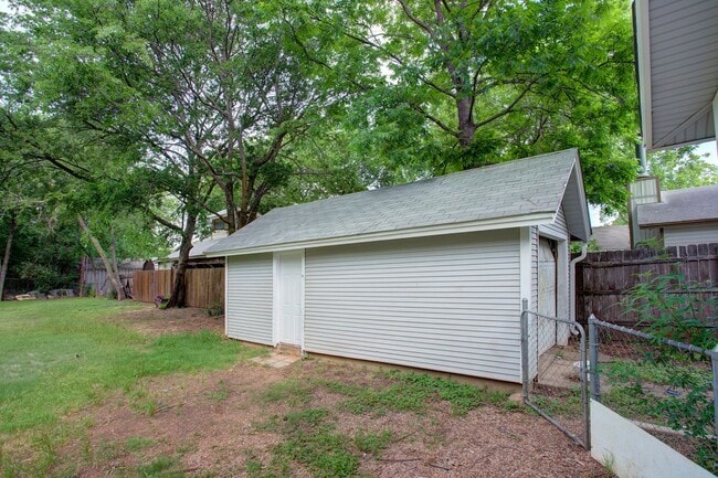 Building Photo - Coming Soon! Pet-Friendly 3BR Home with Large Backyard – Cleburne