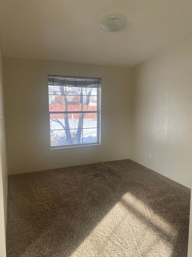 Building Photo - 4 Bedroom Single Family Home!