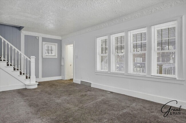 Building Photo - $1,420 - West Side 3 bedroom