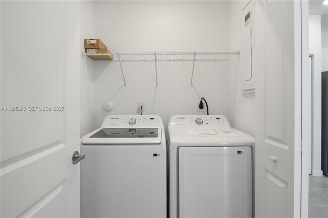 Building Photo - 2747 SE 25th Ave