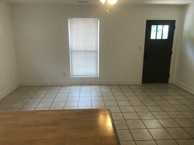 Building Photo - 877 Donaldson Rd