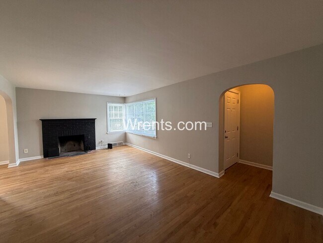 Building Photo - 1104 E 14th Ave