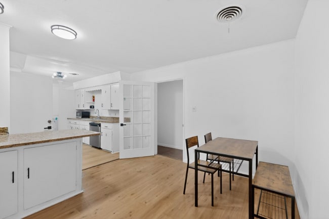 Building Photo - 404 Nottingham Dr