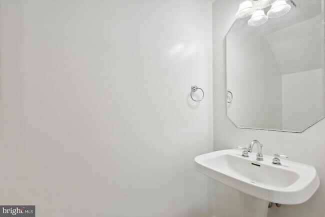 Building Photo - 18221 Fox Chase Cir