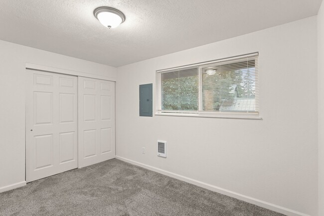 Building Photo - RECENTLY UPDATED 2 BEDROOM 1.5 BATH TOWNHOME IN TIGARD!