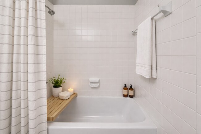 Building Photo - Charming 3 Bed Home for Rent in Dallas | Vaulted Ceilings | 2-Car Garage