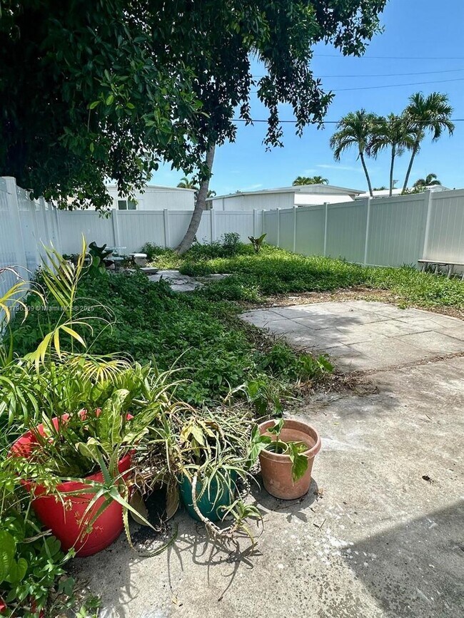 Building Photo - 5160 SW 26th Ave