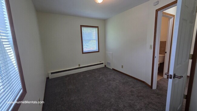 Building Photo - Great 2BR Duplex with a yard, Minneapolis ...
