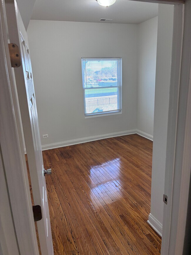 Building Photo - Normal