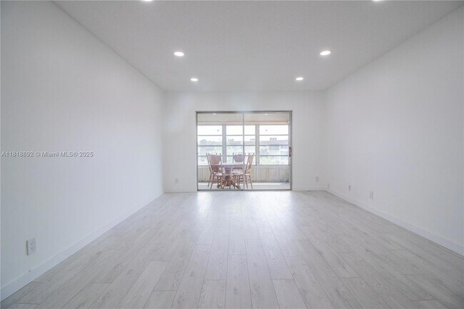 Building Photo - 5031 W Oakland Park Blvd