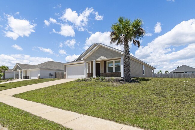 Building Photo - Beautiful 4/2 home with NEW fenced yard