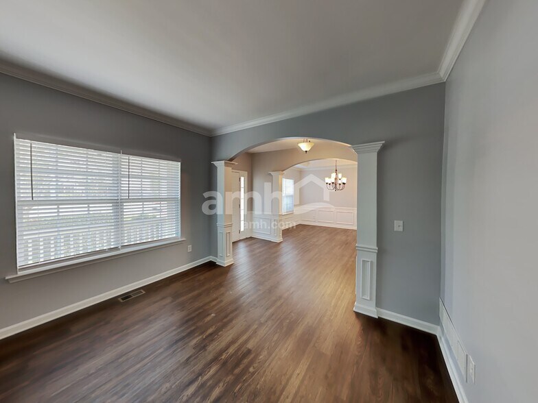 Building Photo - 633 Lincolnwood Ln