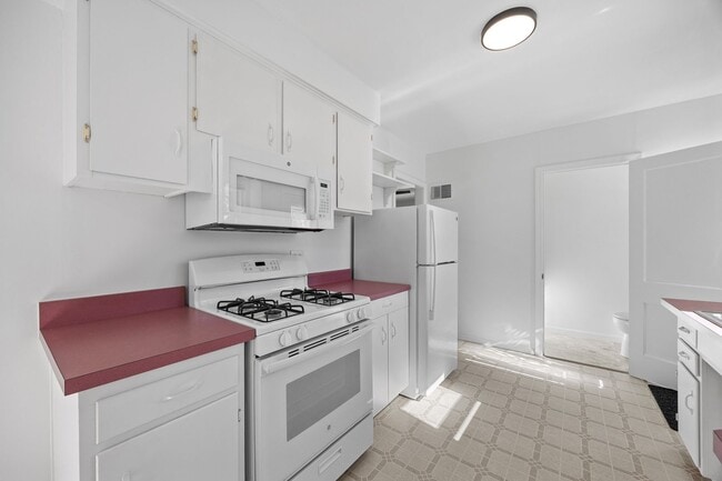 Building Photo - Well Cared for Single Family Home in Conve...