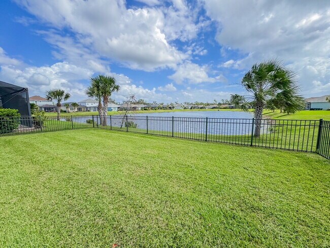 Building Photo - Nearly new 3 bedroom 2 bath home with an a...