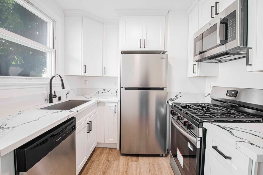 Building Photo - 8802 Belford Ave