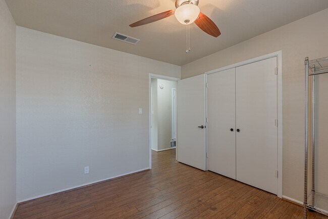 Building Photo - 8707 Holiday Dr
