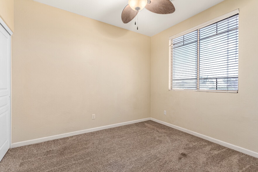 Building Photo - 6804 W Lone Cactus Dr