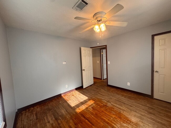Building Photo - 3 bed, 1 bath