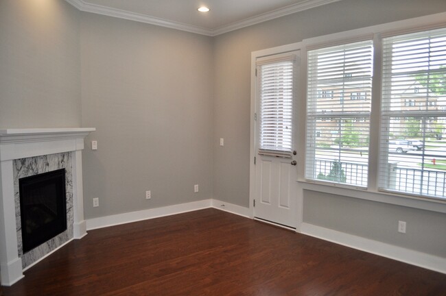 Building Photo - 4 Bedroom | 3.5 Bath Townhouse in Raleigh