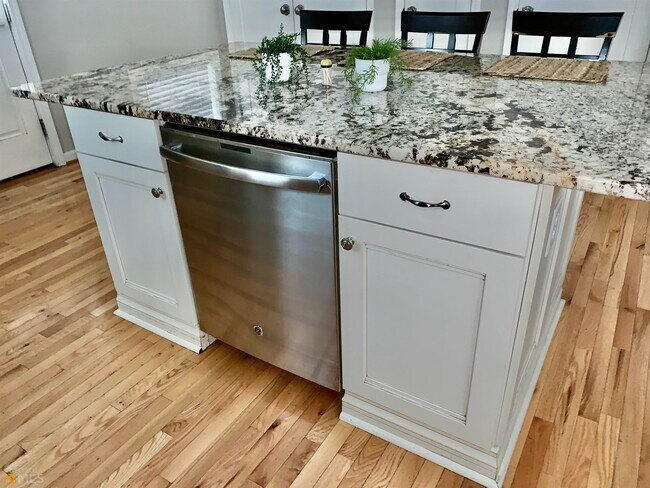 Building Photo - 1637 Laurel Ave NW