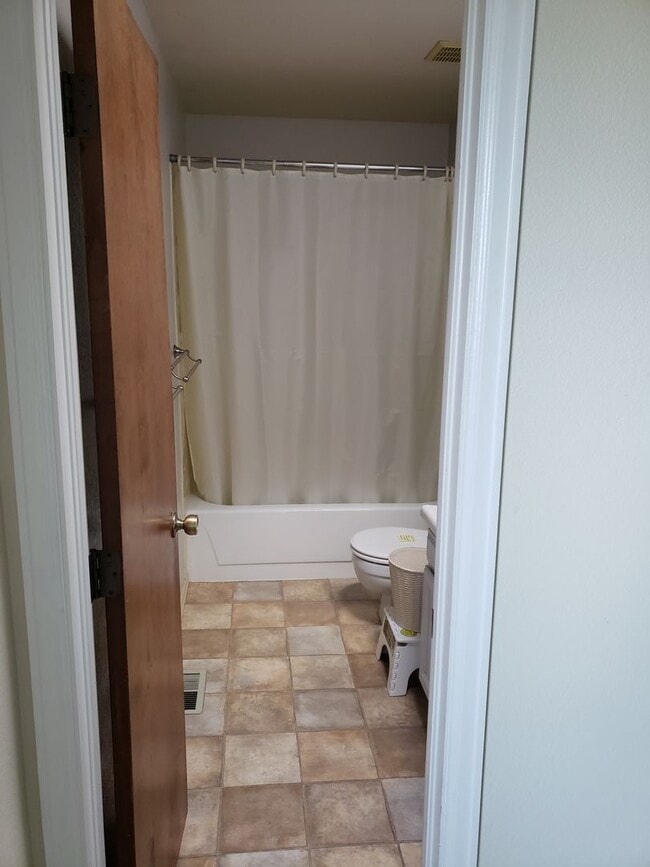 Building Photo - 2 BEDROOM, 2 1/2 BATH TOWNHOME W/2 CAR GAR...