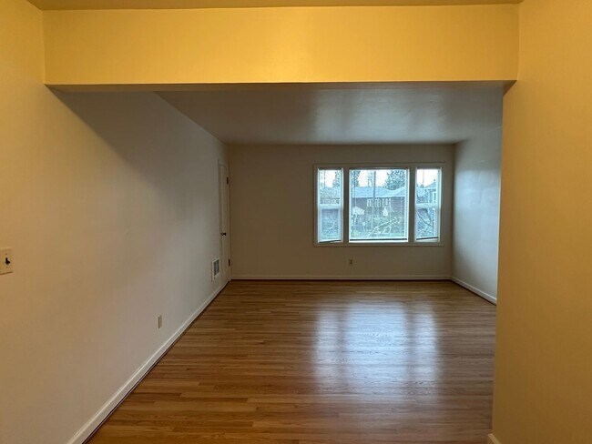 Building Photo - Pristine Top Floor 1 Bed, 1 Bath Gem!