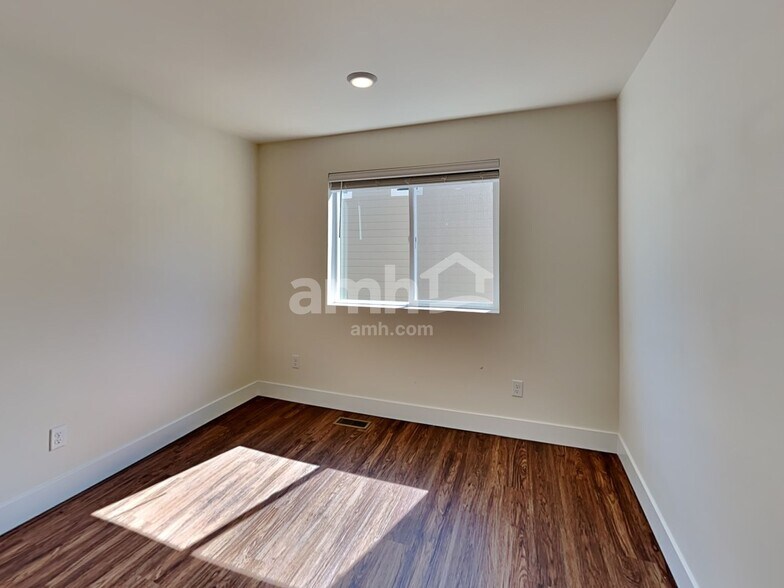Building Photo - 1611 194th St E