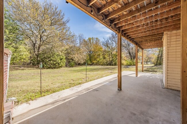 Building Photo - Spacious 5 Bedroom Home with Walk-Out Base...