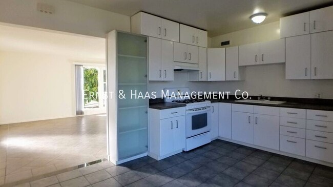 Building Photo - 3690 Country Club Dr