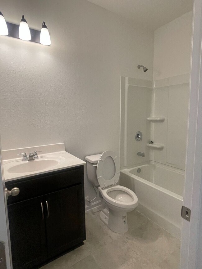 Building Photo - 3/2.5 Townhome in Holly Forest!