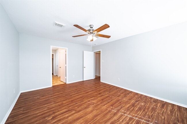 Building Photo - 930 Lancaster Lake Dr