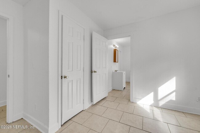 Building Photo - 1830 W 27th St