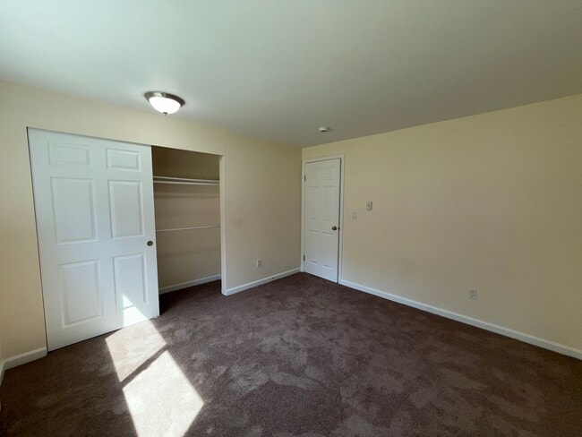 Building Photo - 2 Bed 1 Bath Totem Lake Condo