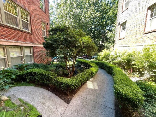 Building Photo - Prime Queen Anne Location | Spacious 1x1 w...