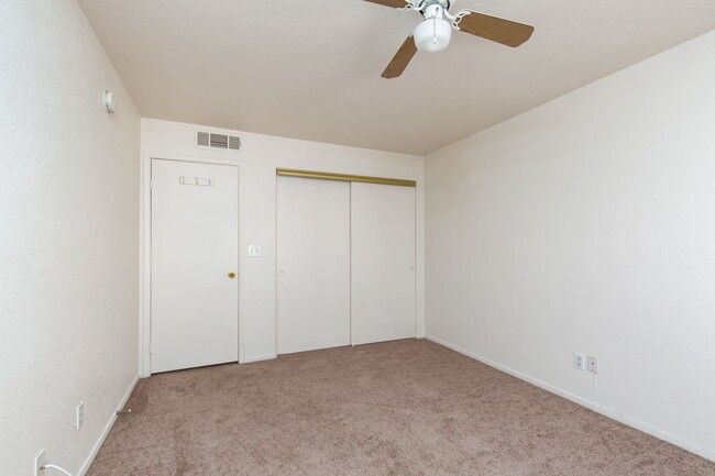 Building Photo - Spacious 3-bedroom 2 bath Condo in gated c...