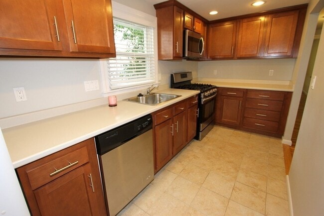 Building Photo - 68 Crescent St