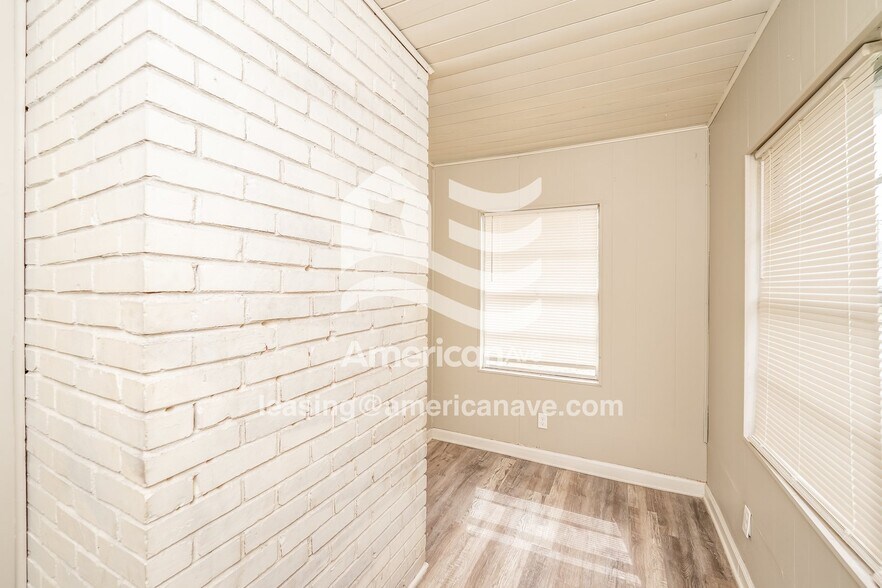 Building Photo - 1528 5th Ave W