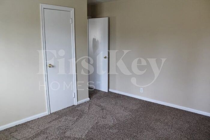 Building Photo - 5614 N Victoria Dr