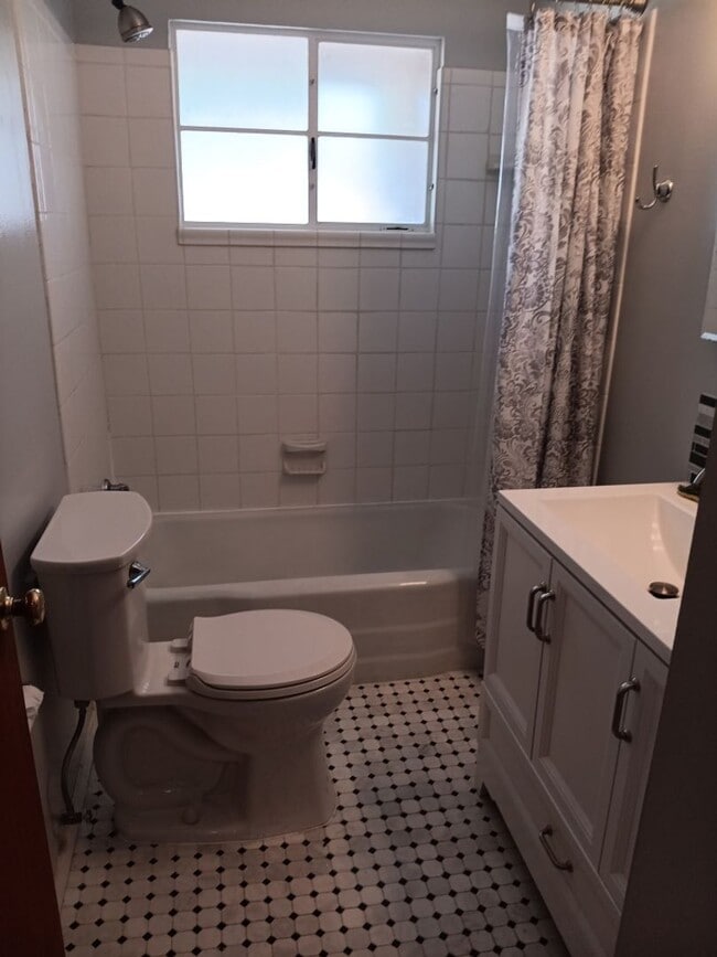 Building Photo - 3 Bedroom, 2-Bathroom in the NE Heights, C...