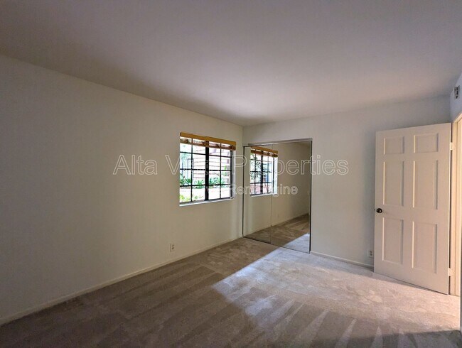 Building Photo - 8850 Villa La Jolla Dr