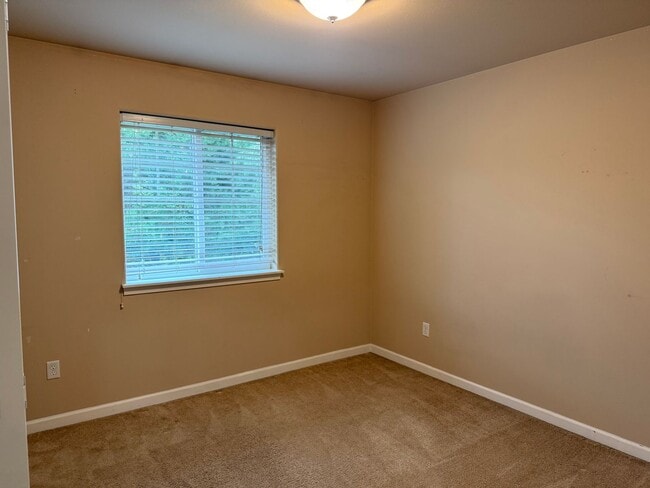 Building Photo - Beautiful 2 bed, 2.5 bath townhome located...