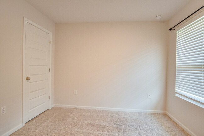 Building Photo - Spacious 4BD/2BA Brick Home Near Navy Federal
