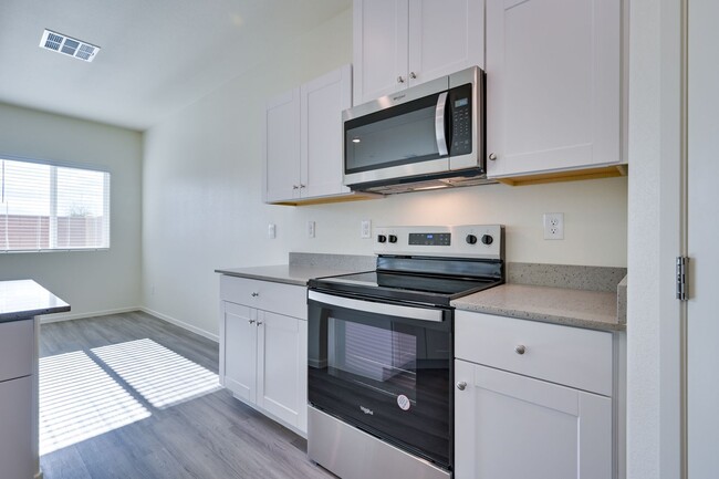 Building Photo - NW 3 Bedroom Townhouse!! Gated Community P...